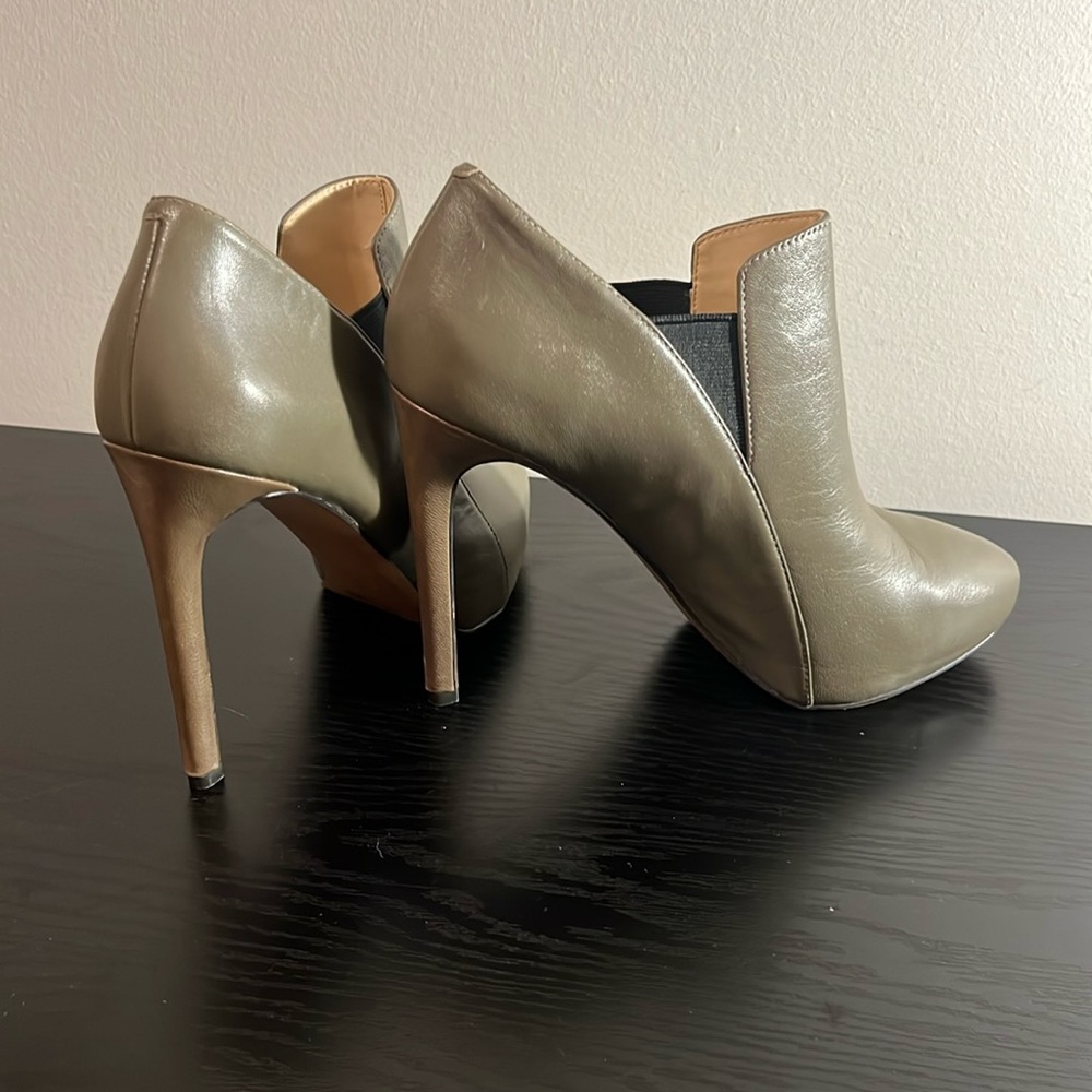 Nine West Nutcracker Leather Stiletto Booties / Moss Green / Size 8